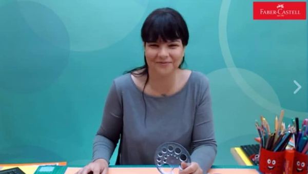 Desen örnekleri mandala atölyesinden kare: eğitmen kalemlerle dolu masada anlatıyor
