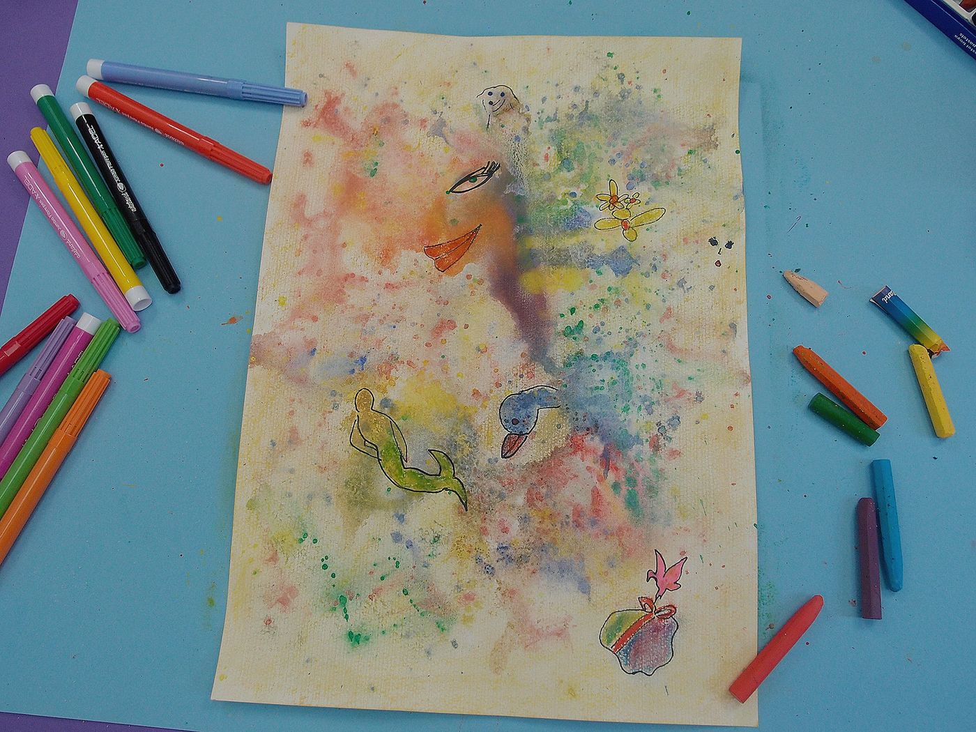 Sulu boya lekelerine kalemle kuş ve küçük figürler çizilerek eklenmiş kağıt, çevresinde pastel boyalar