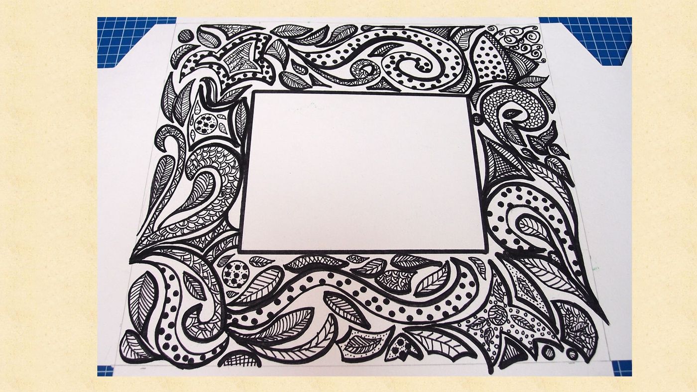 Siyah beyaz zentangle tarzı desenle bitmiş çerçeve yüzeyi, renklendirme öncesi hali