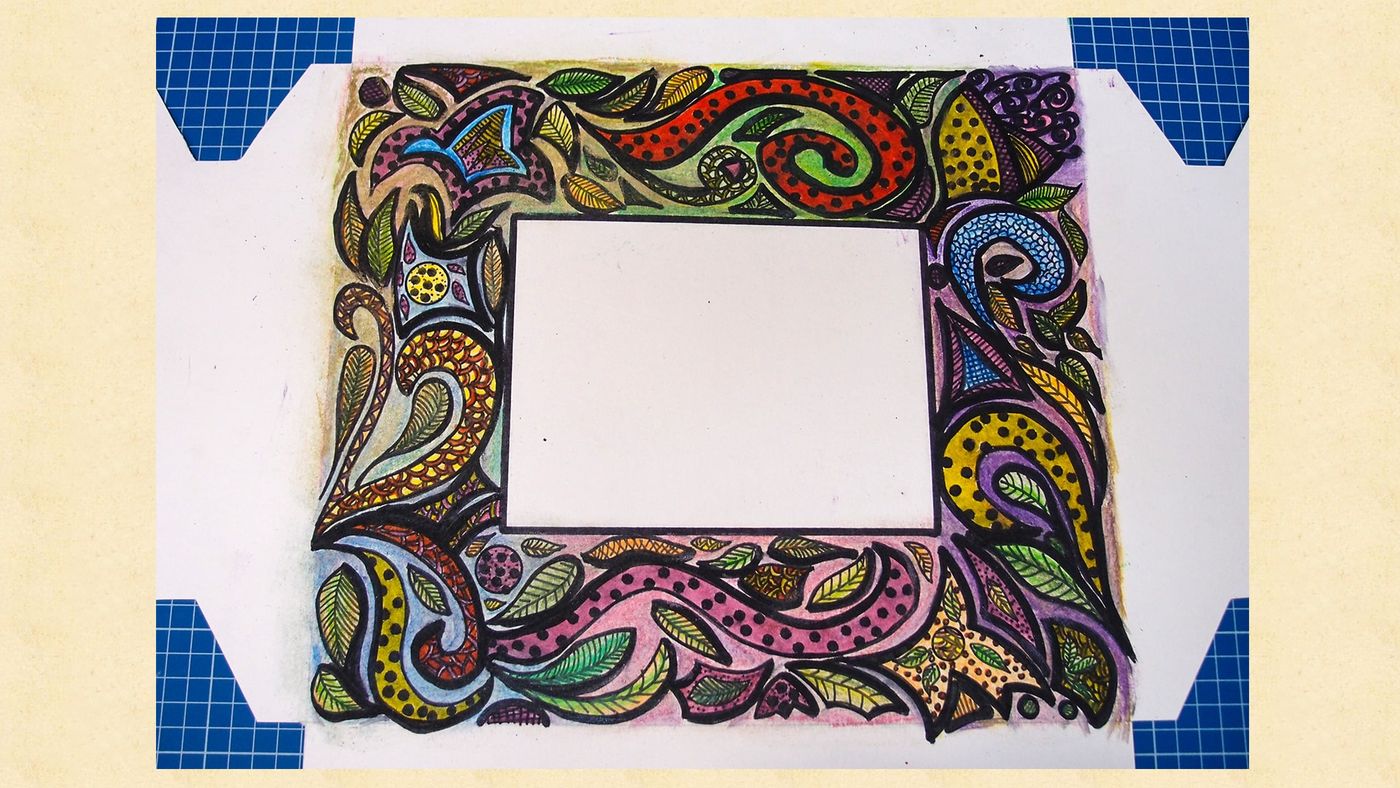 Paisley desenleri pembe, yeşil, sarı ve maviyle boyanmış çerçeve, kenar kapakçıkları henüz katlanmamış
