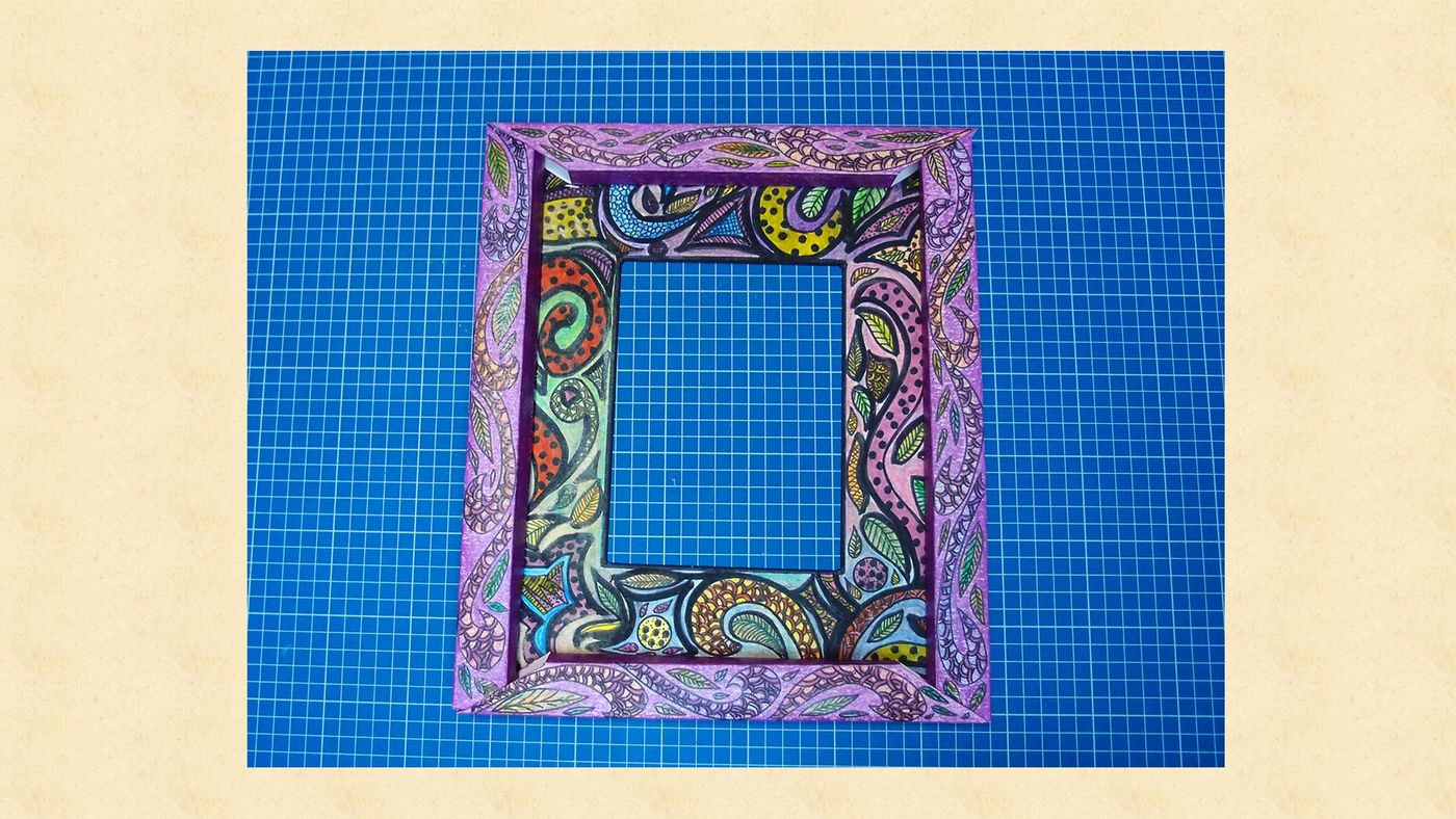 Tamamlanmış desenli çerçeve: mor kenarlı, rengarenk paisley motifli karton fotoğraf çerçevesi