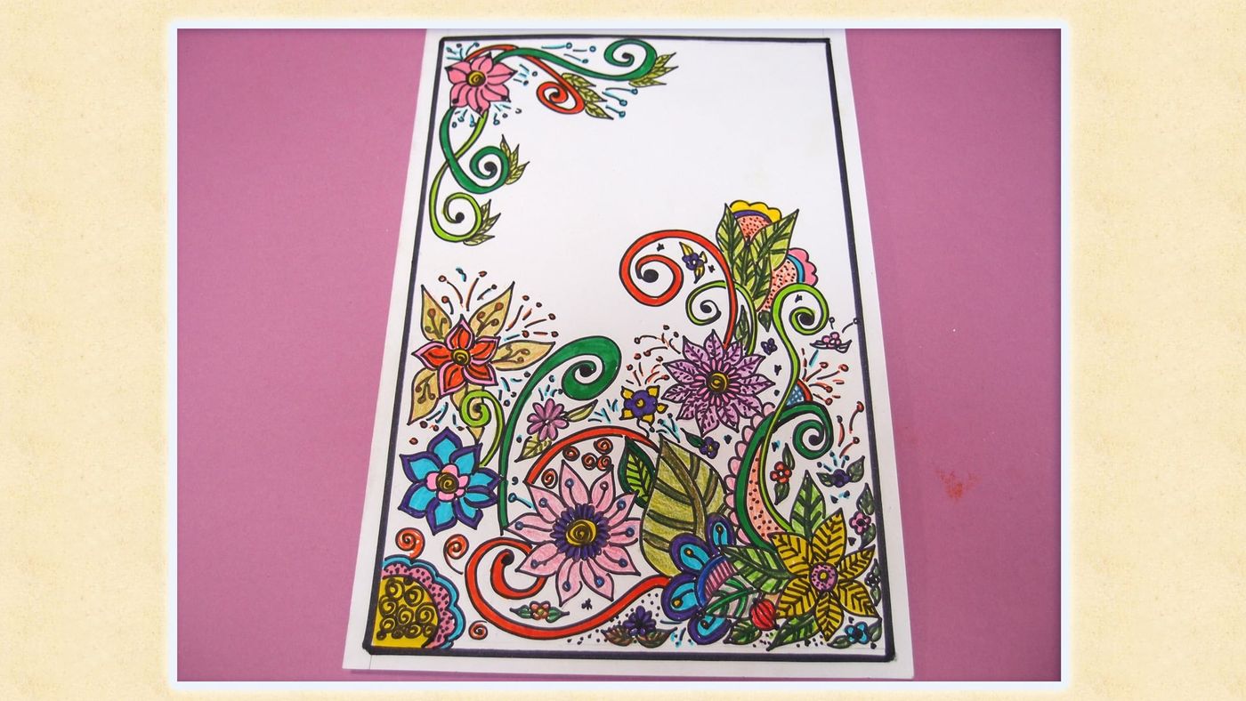 Çiçek desenleri kırmızı, mavi, yeşil ve mor keçeli kalemlerle renklendirilmiş kart