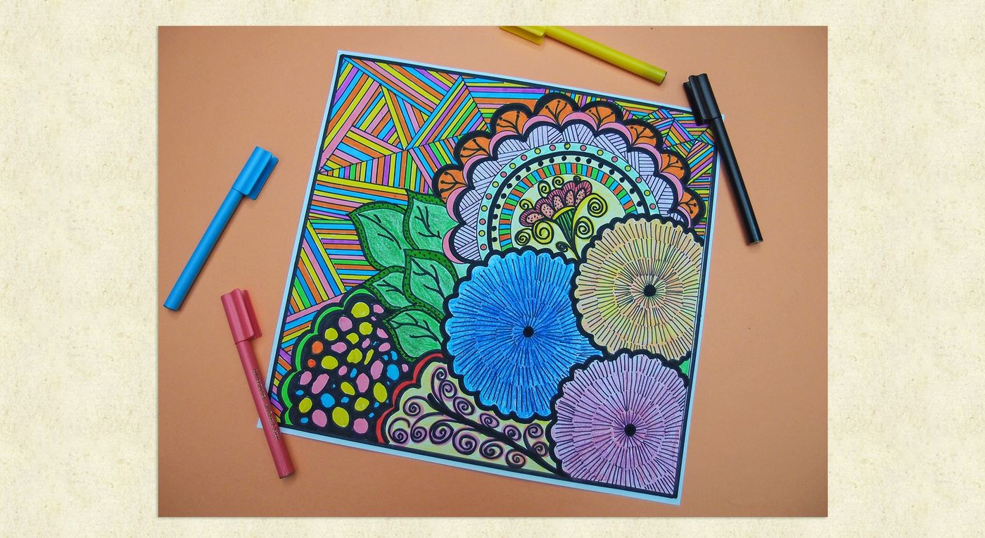 Doodle çizimi keçeli kalemlerle mavi, yeşil, pembe ve mor tonlarda renklendiriliyor