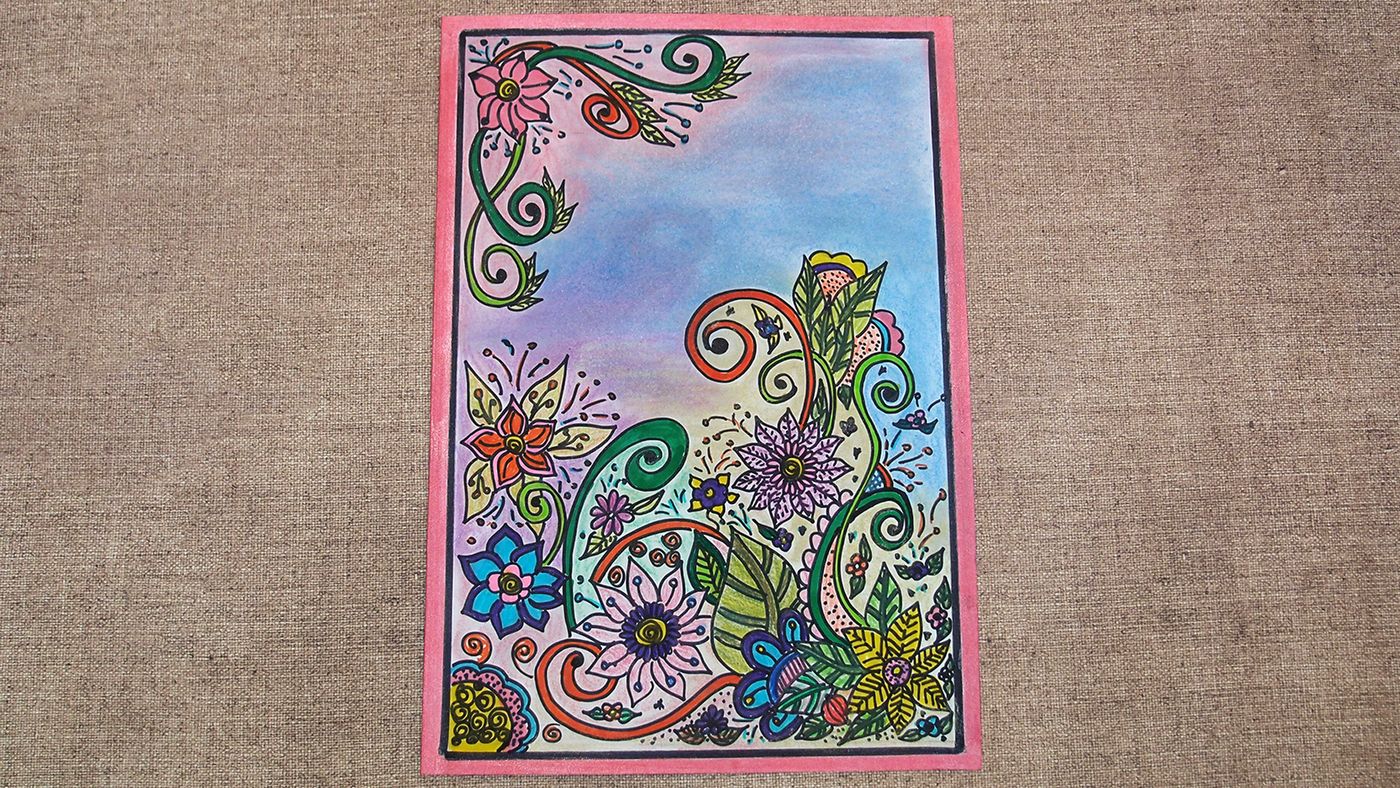 Beyaz boşluklar mavi-mor pastel tonlarla boyanmış çiçek desenli kart, pembe kenarlı, çuval bezi üzerinde