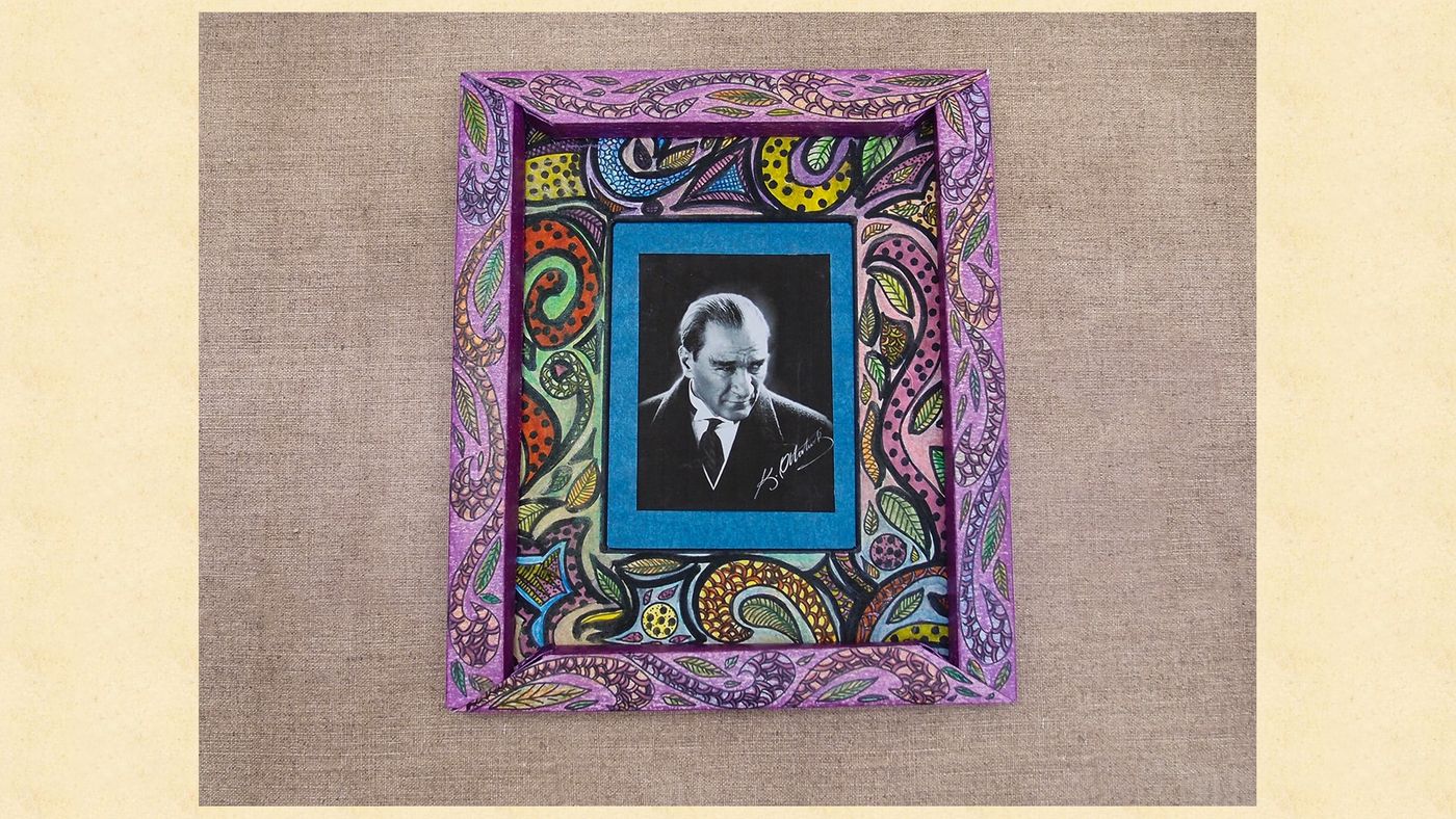 Keten zemin üzerinde duran tamamlanmış desenli çerçeve, içinde siyah beyaz portre fotoğrafı
