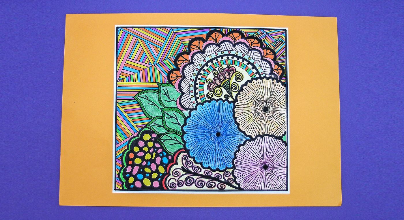Tamamlanmış renkli doodle çiçek resmi sarı kartonda, mor zemin üzerinde