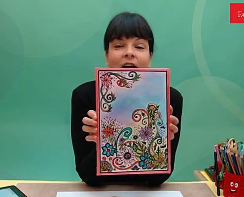 Çiçek desenli kart atölyesinden kare: eğitmen pembe kenarlı renkli çiçek desenli kartı gösteriyor