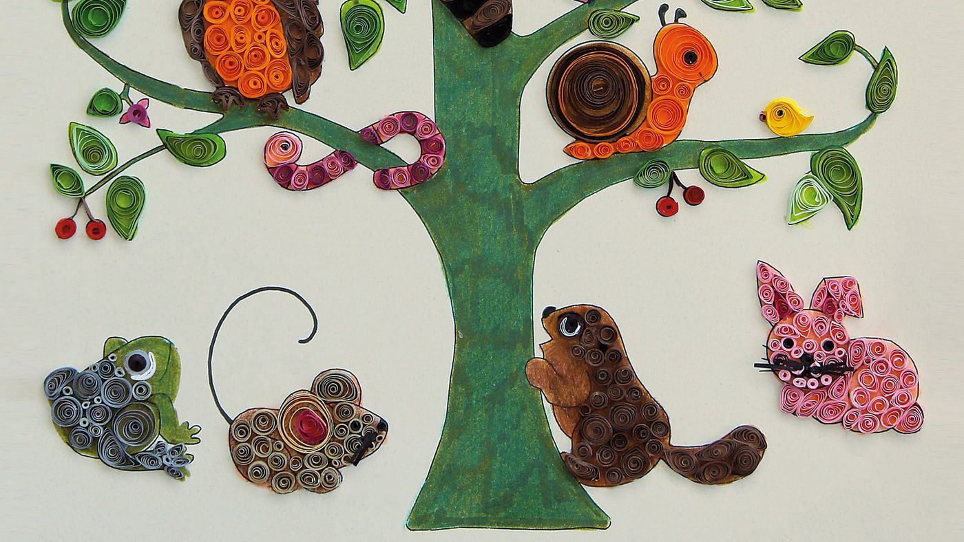 Ağacın dibinde quilling kurbağa, fare, sincap ve pembe tavşan; gövdede solucan ve salyangoz
