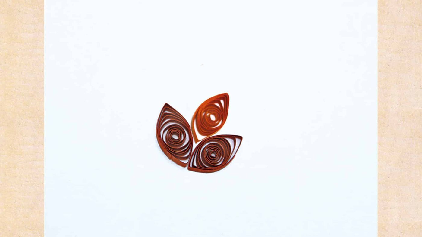 Yelpaze gibi yan yana dizilmiş üç bordo göz şekli, quilling lalenin taç yaprakları olarak