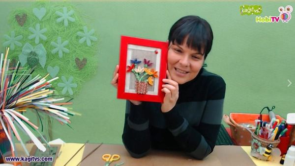 Quilling çiçek çerçeve canlı atölye yayınından kare: sunucu saksıda çiçekli kırmızı çerçeveyi gösteriyor