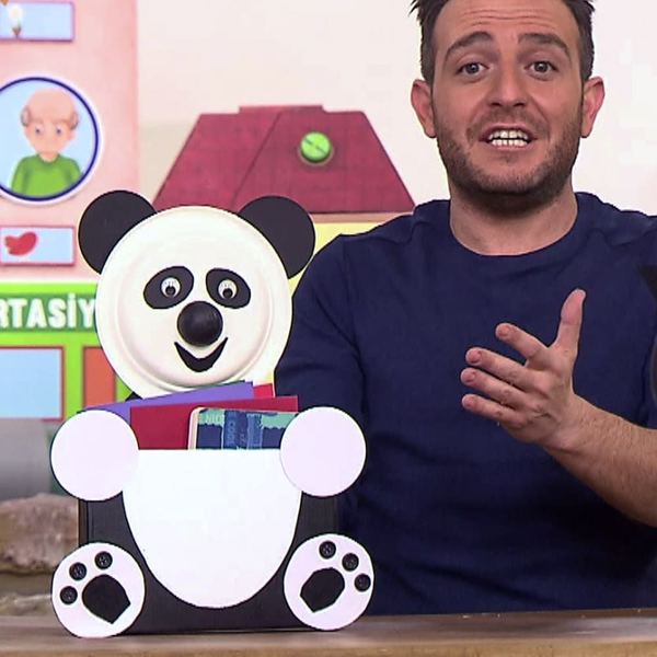 Panda Dosyalık video karesi: sunucu kağıt tabaktan yüzü olan siyah beyaz panda dosyalığı gösteriyor