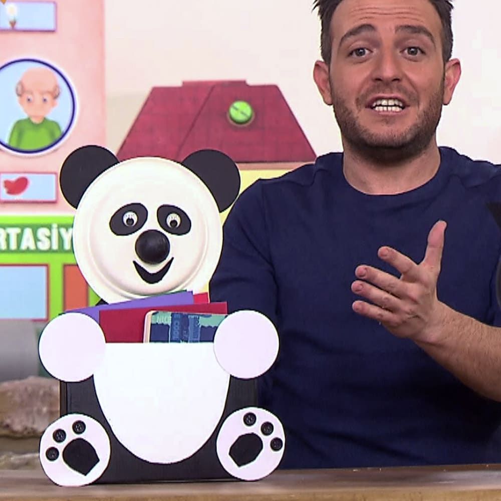 Panda Dosyalık video karesi: sunucu kağıt tabaktan yüzü olan siyah beyaz panda dosyalığı gösteriyor