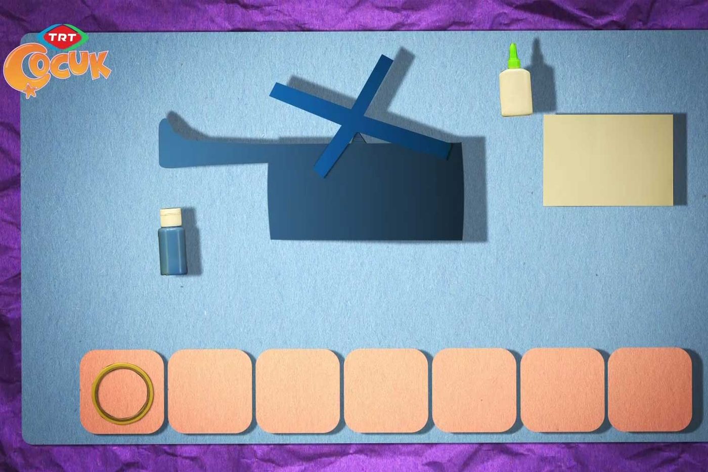 Yayından grafik kare: mavi zeminde helikopter silueti, pervane, yapıştırıcı ve malzeme kutuları
