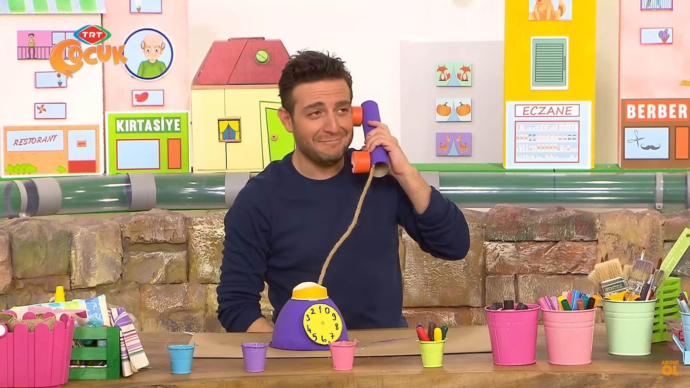 Programdan kare: sunucu ahizeyle konuşuyor, ip kablo masadaki mor telefona bağlı