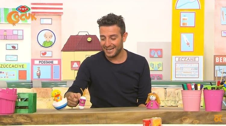 Hacı yatmaz video karesi: sunucu atölye masasında yumurta biçimli küçük figürleri boyuyor