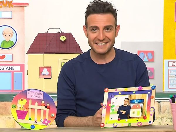 Video karesi: sunucu yuvarlak kapı süsünü ve süslü fotoğraf çerçevesini gösteriyor