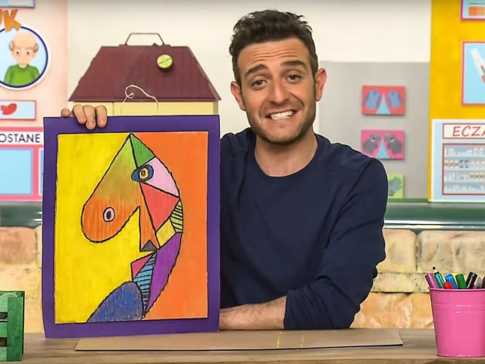 Picasso Yüzler: sunucu parlak renkli, geometrik parçalı bir profil portresini çerçevesiyle gösteriyor