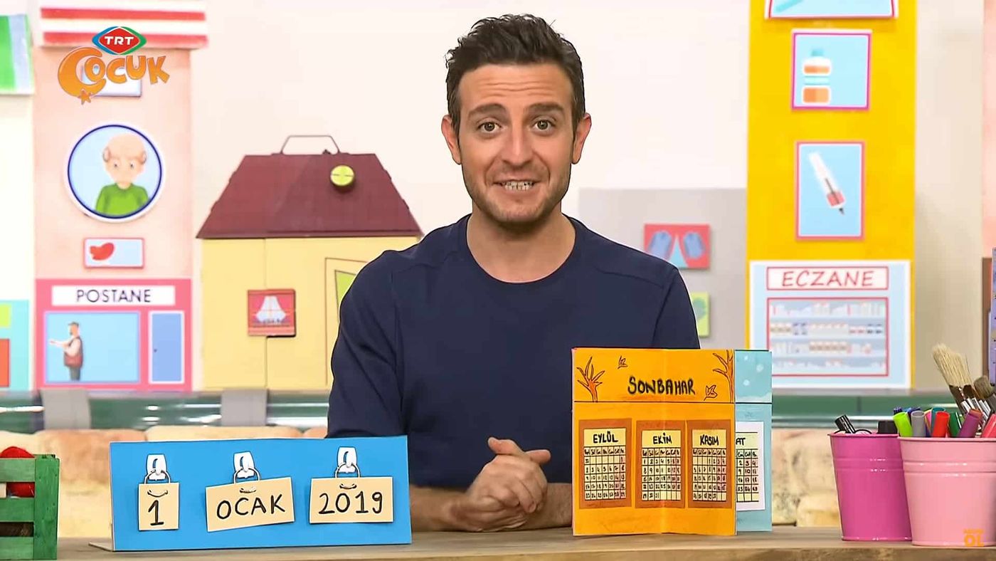 Programdan kare: sunucu masada 1 Ocak 2019 gösteren takvimi ve sonbahar mevsim takvimini tanıtıyor