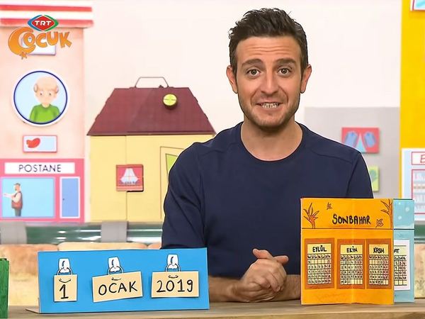 Programdan kare: sunucunun önünde 1 Ocak 2019 gösteren mavi takvim ve sonbahar temalı aylık takvim