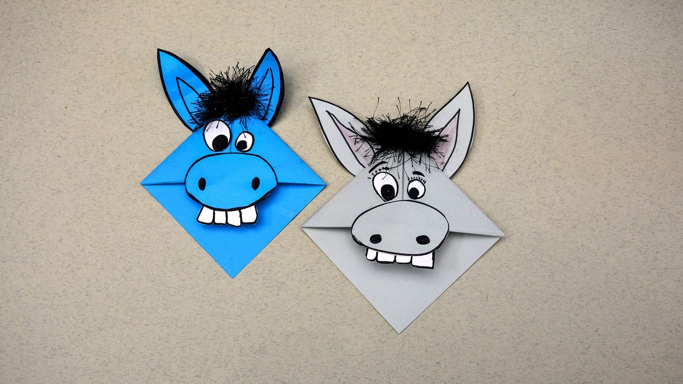 Mavi ve gri origami eşek kuklalar yan yana, kabarık siyah perçemleri ve beyaz dişleriyle