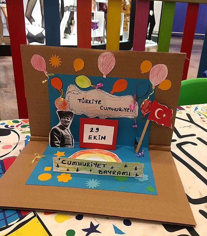 Çocuk çalışması 29 Ekim panosu: pembe balonlar, gökkuşağı, Atatürk fotoğrafı ve Cumhuriyet Bayramı şeridi