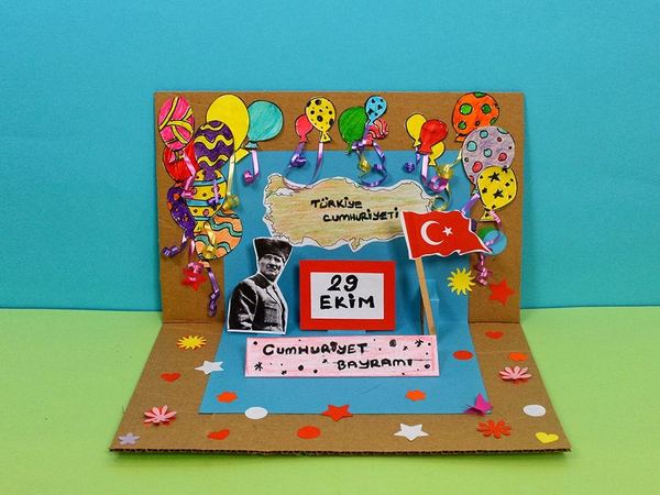 29 Ekim panosu: Atatürk fotoğrafı, Türk bayrağı, balonlar ve 29 Ekim yazısıyla açılır karton pano