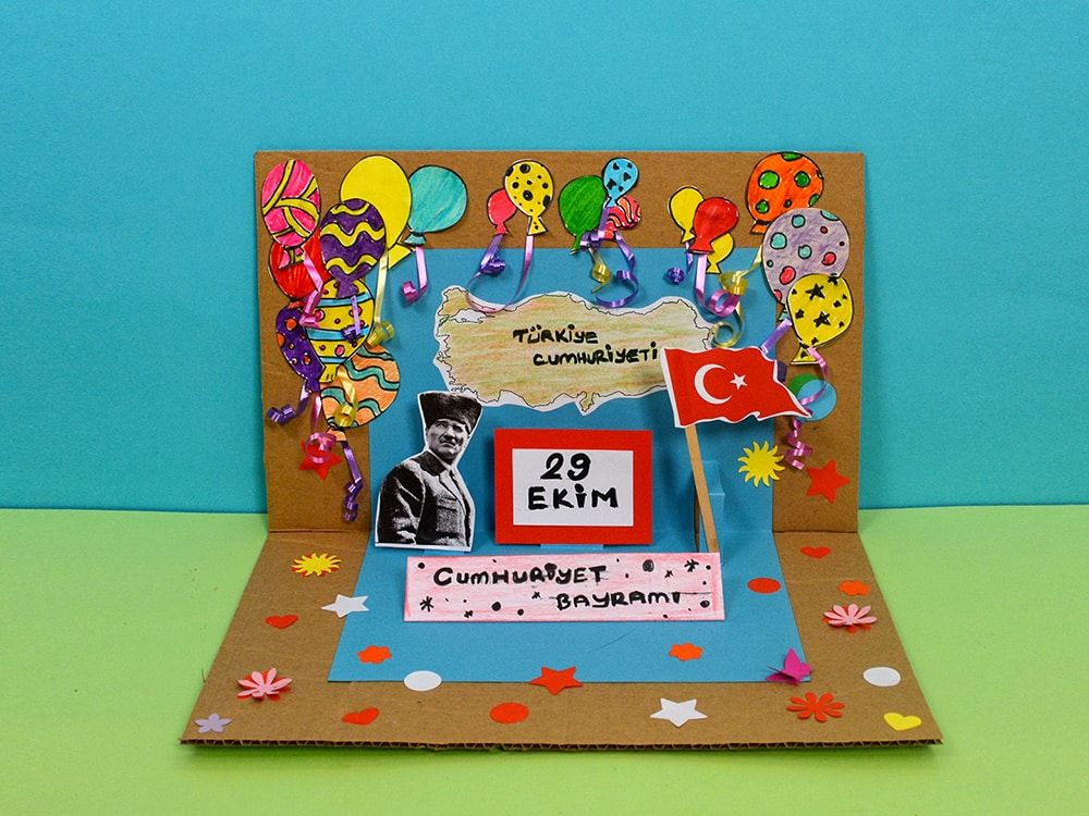 29 Ekim panosu: Atatürk fotoğrafı, Türk bayrağı, balonlar ve 29 Ekim yazısıyla açılır karton pano