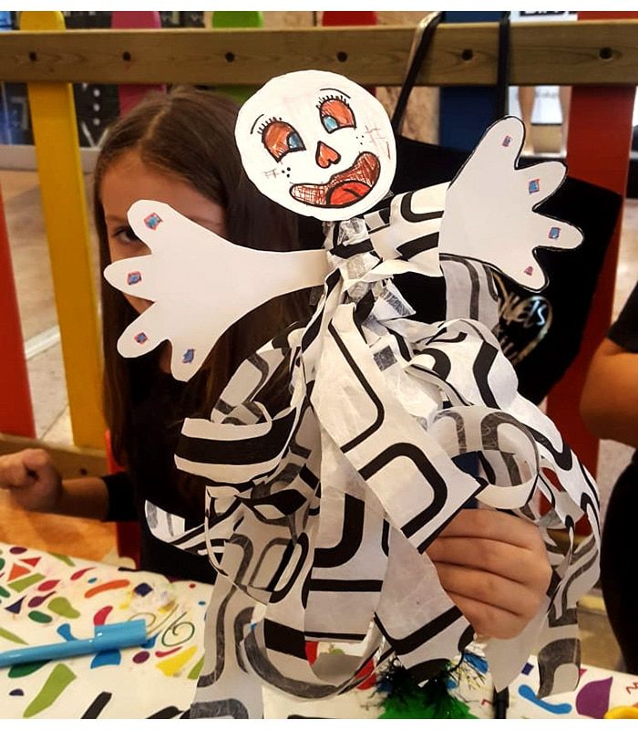 Atölyede yapılan hayalet kukla: turuncu desenlerle boyanmış yuvarlak yüz ve desenli kağıt şerit gövde