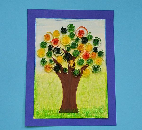 Quilling ile ağaç: mor kenarlı kağıtta kahverengi gövde, yeşil, sarı ve turuncu ucu açık rulolardan yapraklar