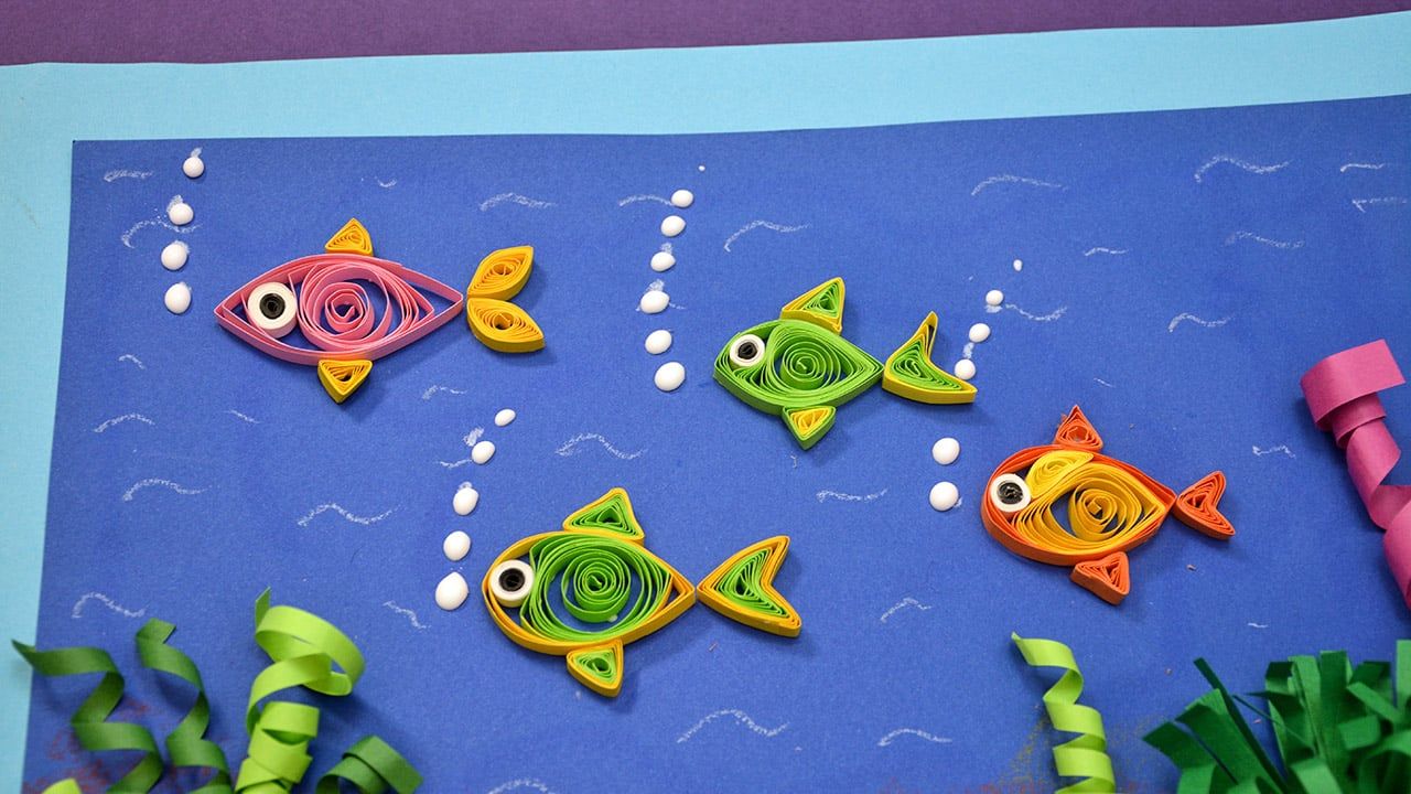 Beyaz nokta kabarcıklar arasında yüzen pembe, yeşil ve turuncu quilling balıklar yakın çekim