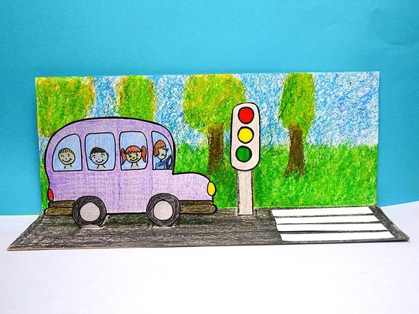 Üç boyutlu okul servisi: pastel boyalı yolda mor servis, camlarda çocuk yüzleri, trafik lambası ve yaya geçidi