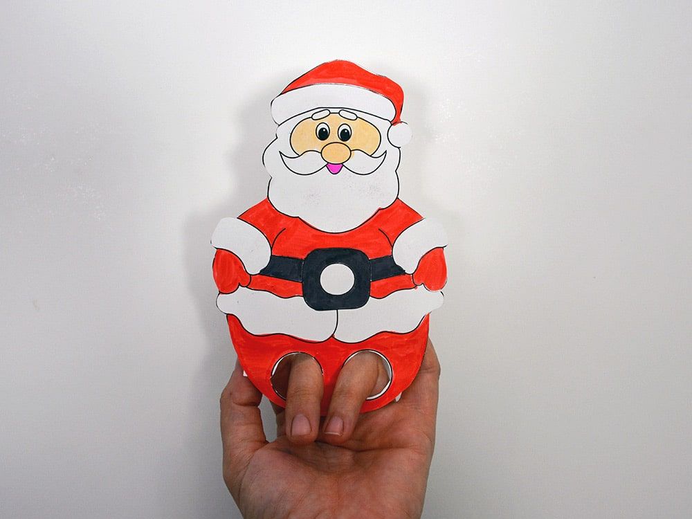 Mini el kuklası: boyanmış kağıttan Noel Baba, alt kısmındaki iki delikten geçen parmaklar bacak oluyor