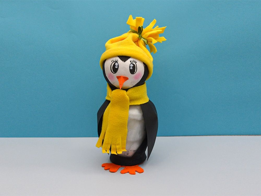 Kavanoz Penguen: siyah boyanmış kavanozdan penguen, sarı keçe bere, sarı atkı ve turuncu ayaklar