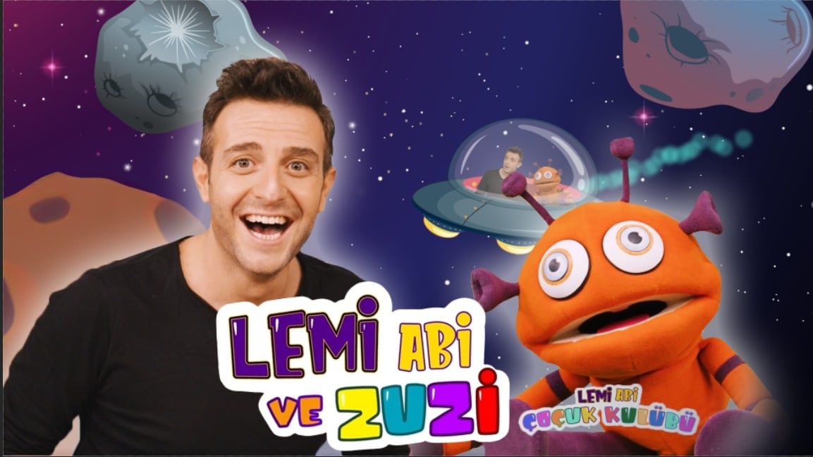 Tanışma videosunun kapağı: sunucu ve turuncu uzaylı kukla, arkada gezegenler ve uçan daire