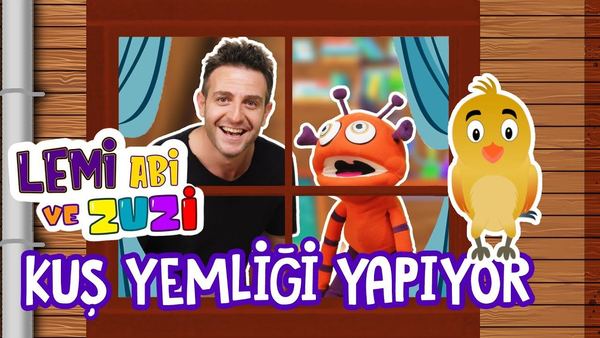Kuş yemliği yapımı videosunun kapağı: pencerede sunucu, turuncu uzaylı kukla ve sarı kuş çizimi
