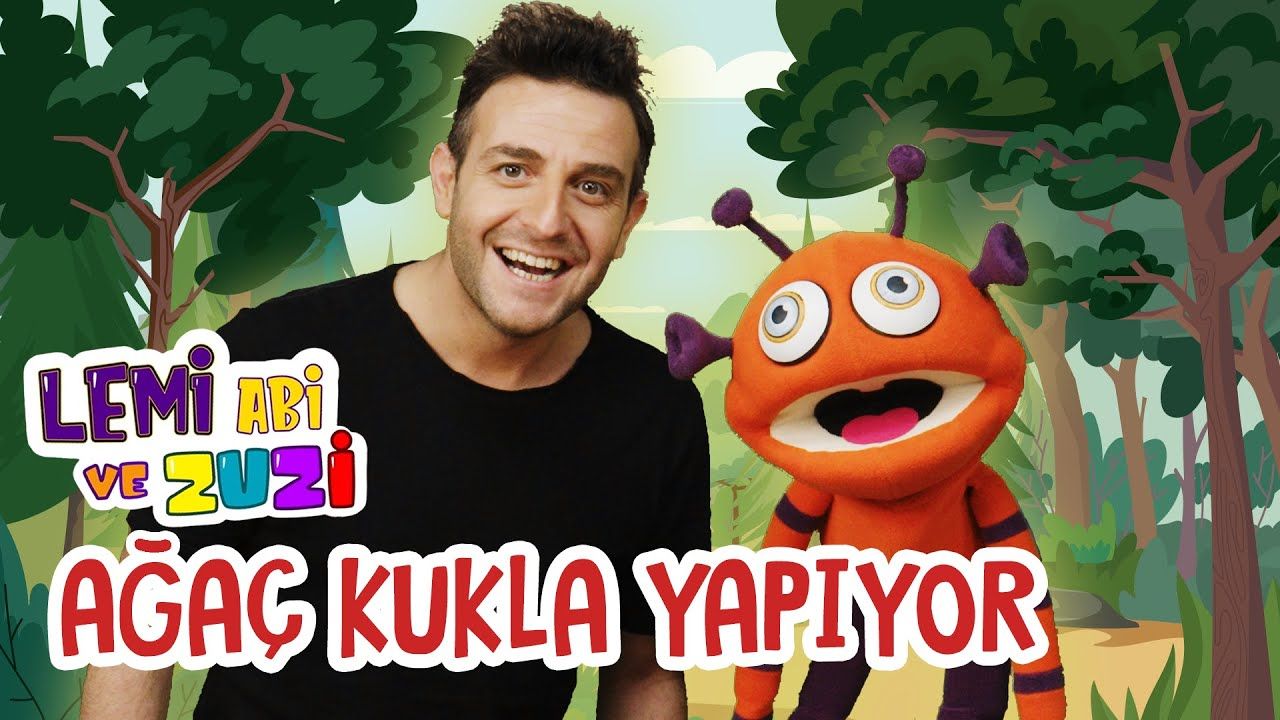 Konuşan ağaç kukla yapımı videosunun kapağı: orman fonunda sunucu ve turuncu, antenli uzaylı karakter