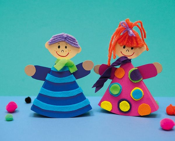 Karton Çocuklar: çizgili mavi elbiseli ve puantiyeli pembe elbiseli, yün saçlı iki koni kartondan bebek