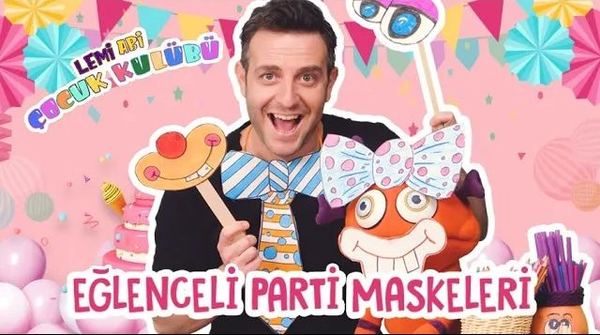 Eğlenceli parti maskeleri videosunun kapak karesi: sunucu çubuklu kağıt palyaço ve papyon maskeleriyle