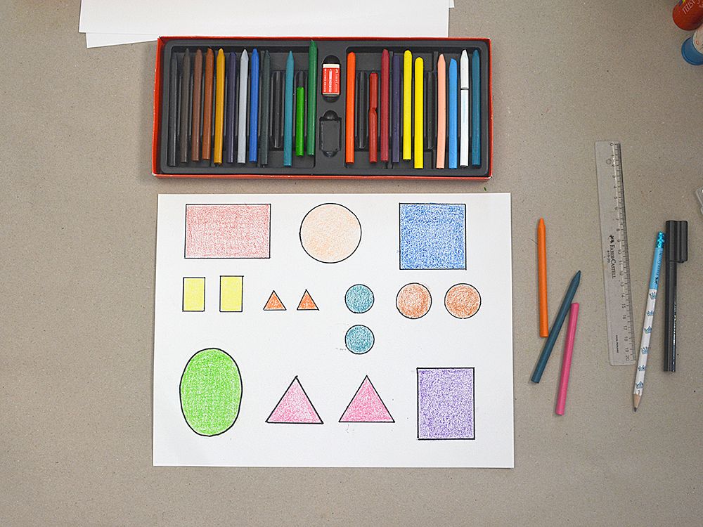Kağıttaki geometrik şekiller pastel boyalarla pembe, turuncu, mavi ve yeşile boyanmış