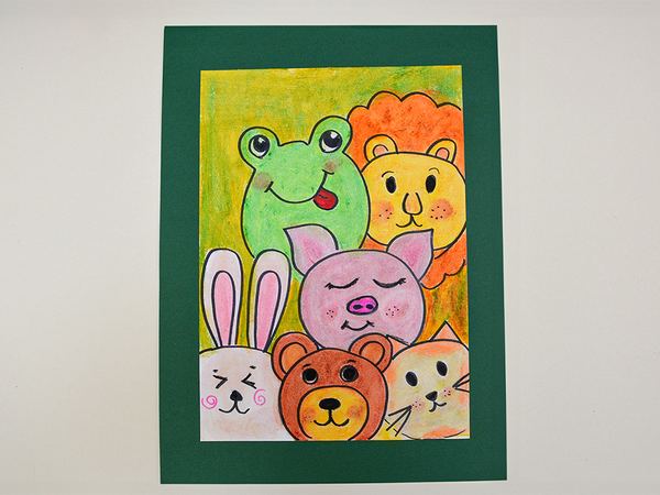 Hayvanlar alemi: yeşil kartona yapıştırılmış kurbağa, aslan, domuz, tavşan, ayı ve kedi yüzleri resmi